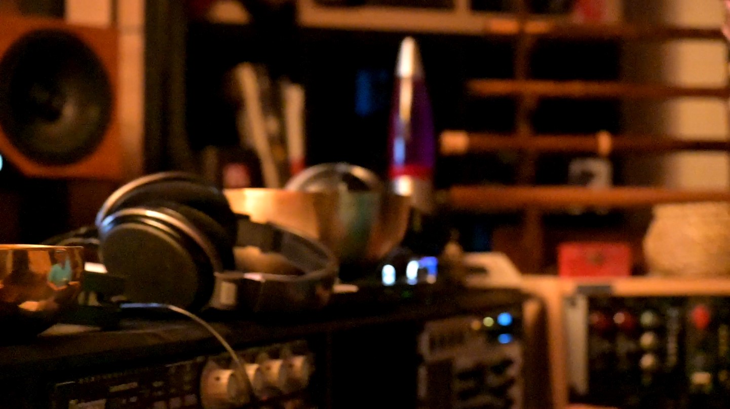 Kopfhörer und Equipment im Tonstudio