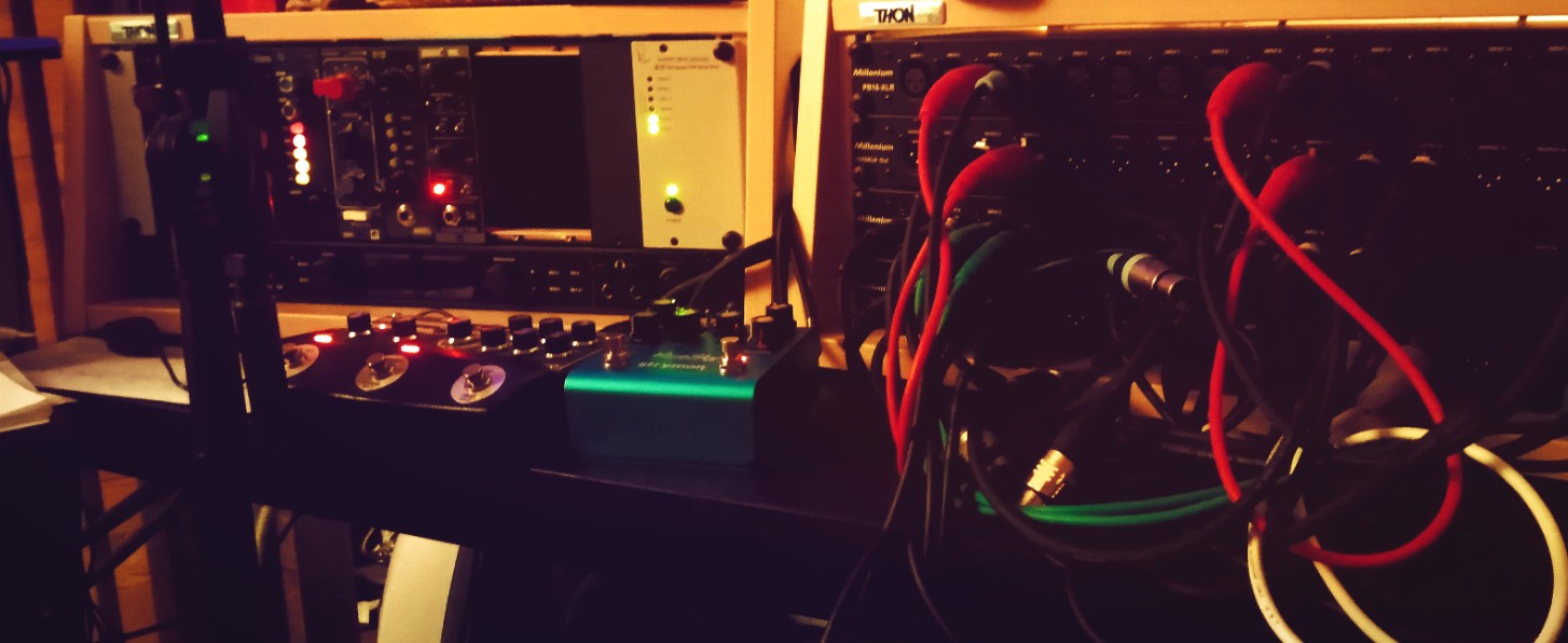 Rack-Equipment und Verkabelung im Tonstudio